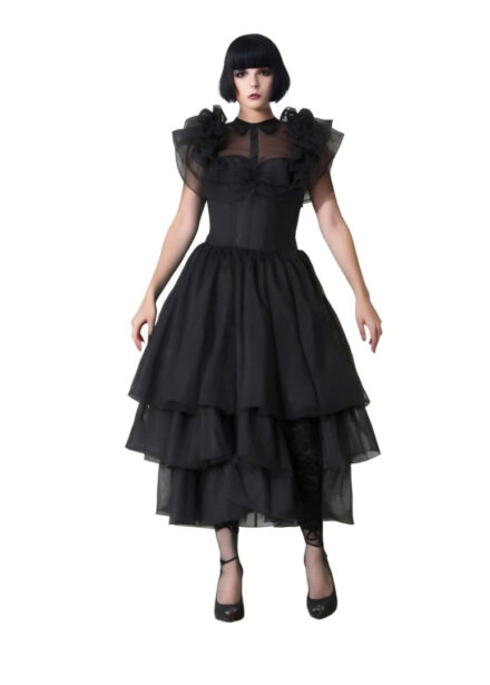 Modelka w sukience Wednesday serial, czarna suknia balowa